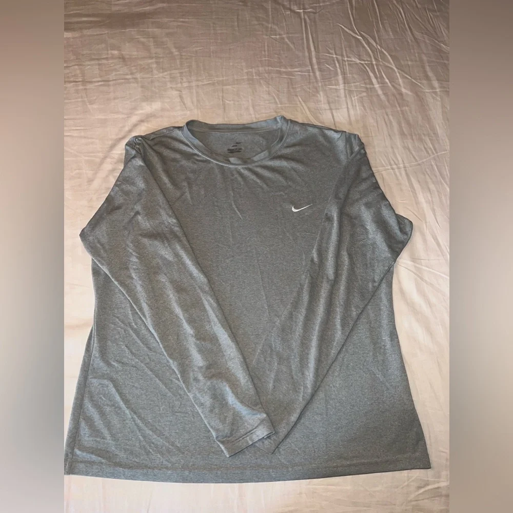 Nike Gray Long Sleeve Performance Top Size L